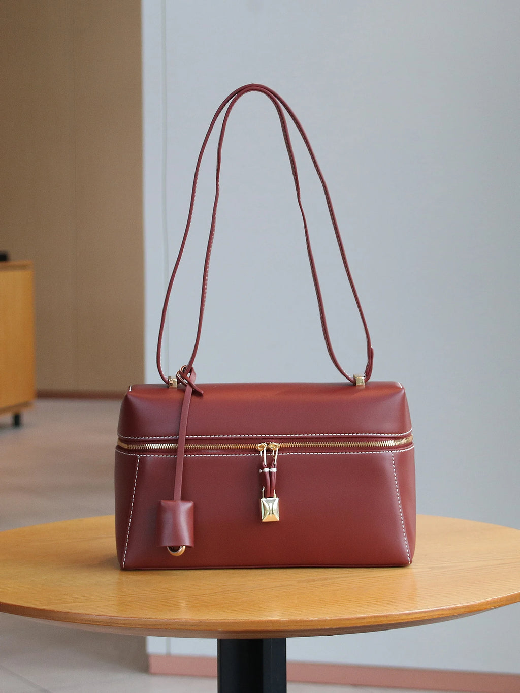 2025 new fashion handbags are light, luxurious, elegant and simple, small square box handbags, cosmetic boxes, small design comm