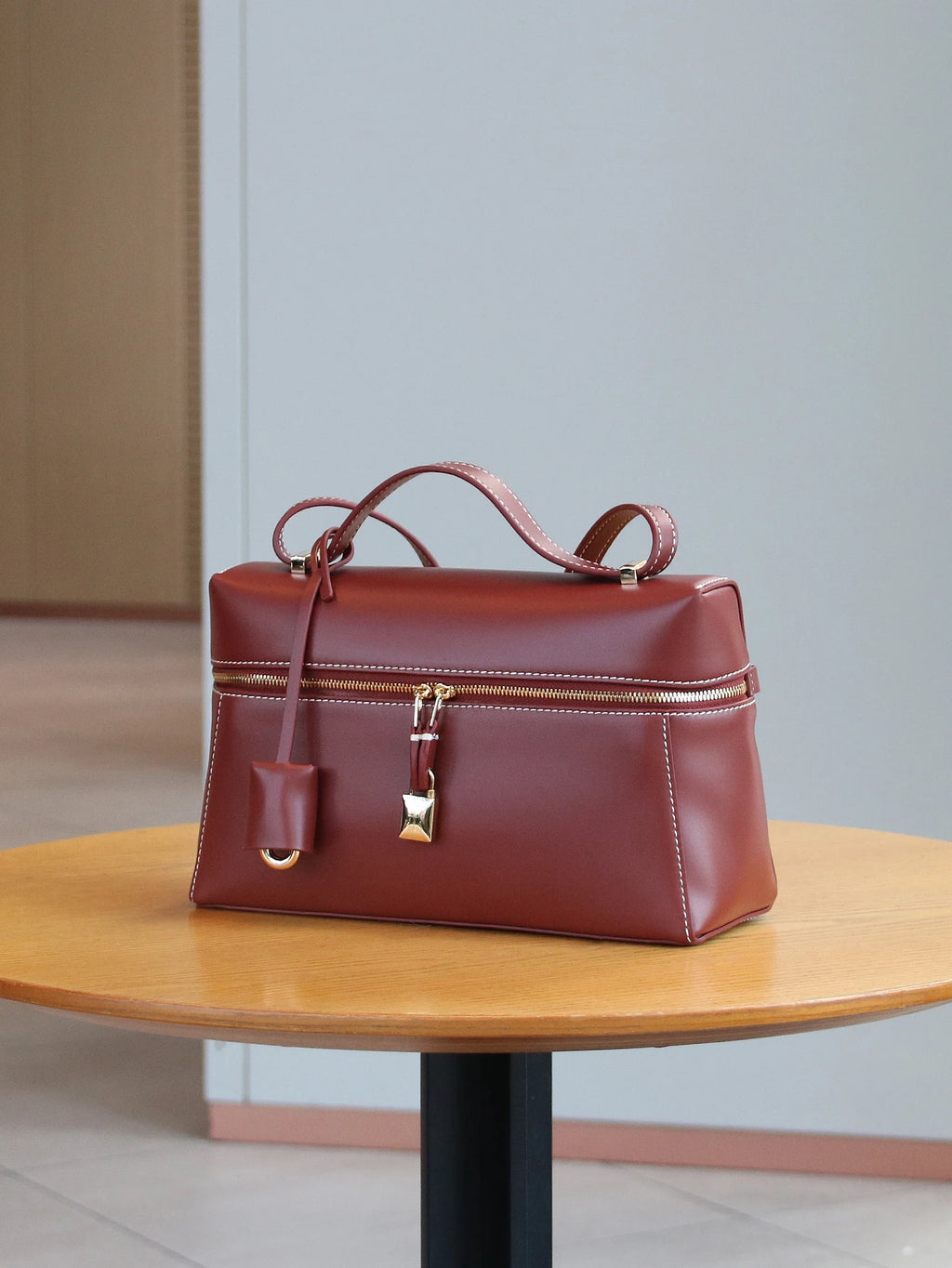 2025 new fashion handbags are light, luxurious, elegant and simple, small square box handbags, cosmetic boxes, small design comm