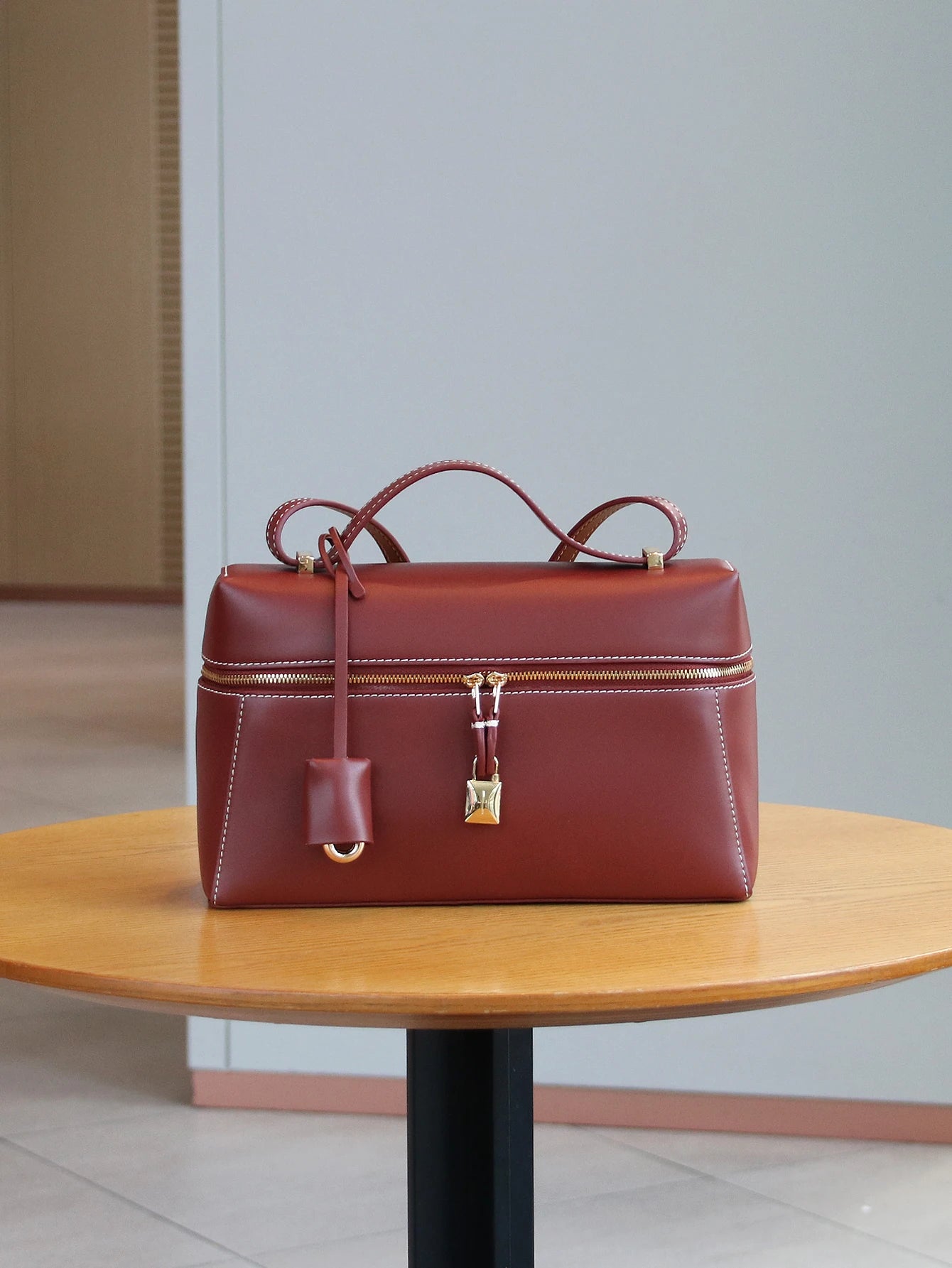 2025 new fashion handbags are light, luxurious, elegant and simple, small square box handbags, cosmetic boxes, small design comm