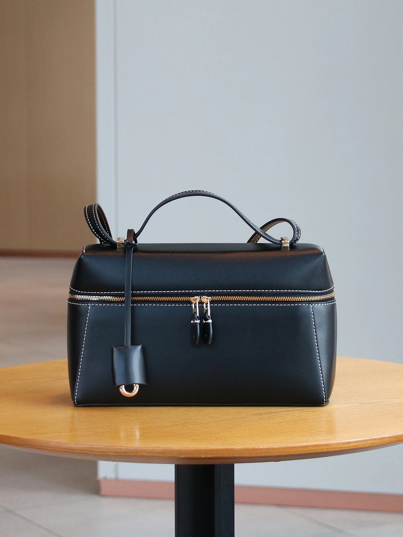 2025 new fashion handbags are light, luxurious, elegant and simple, small square box handbags, cosmetic boxes, small design comm