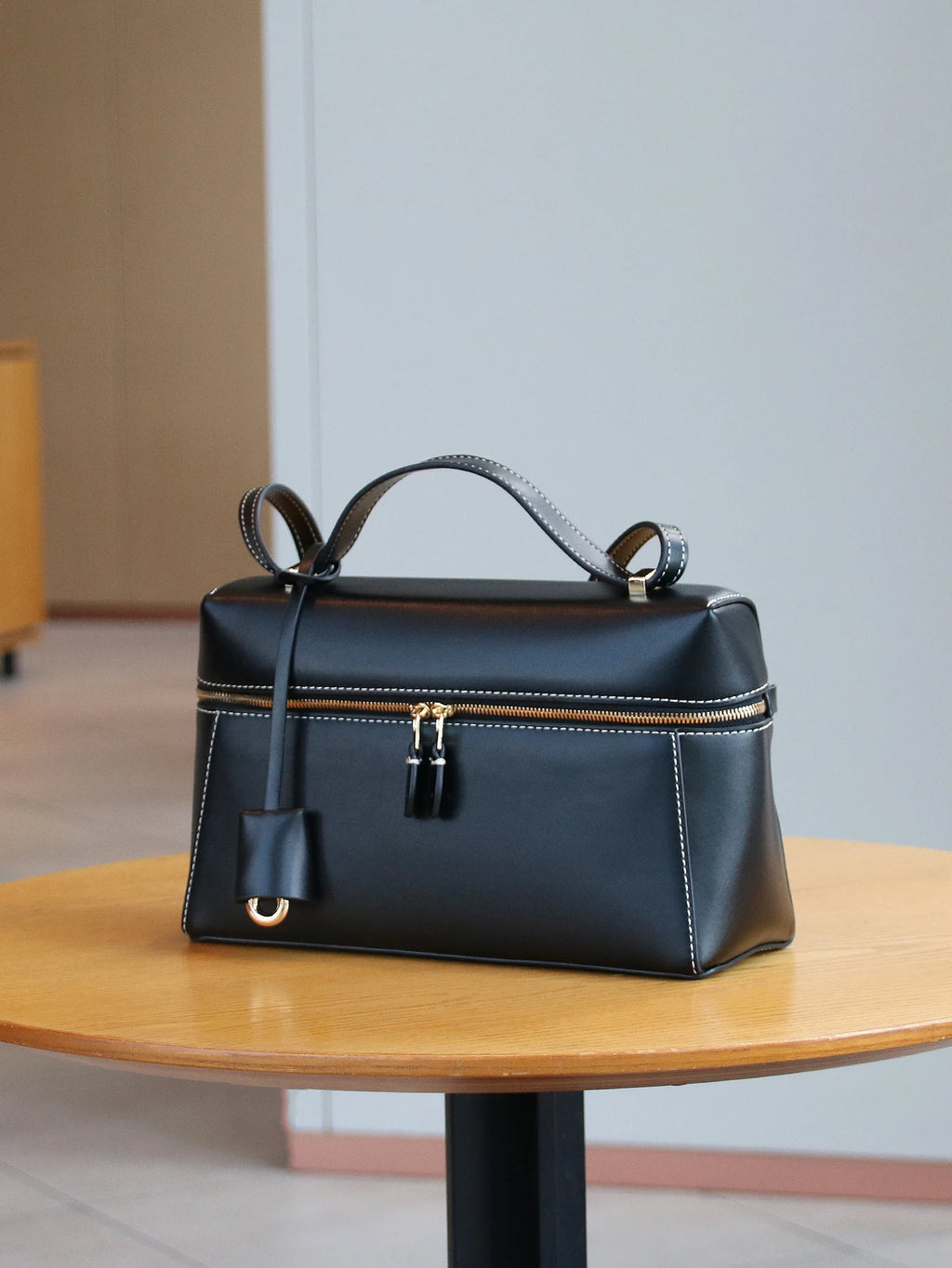 2025 new fashion handbags are light, luxurious, elegant and simple, small square box handbags, cosmetic boxes, small design comm