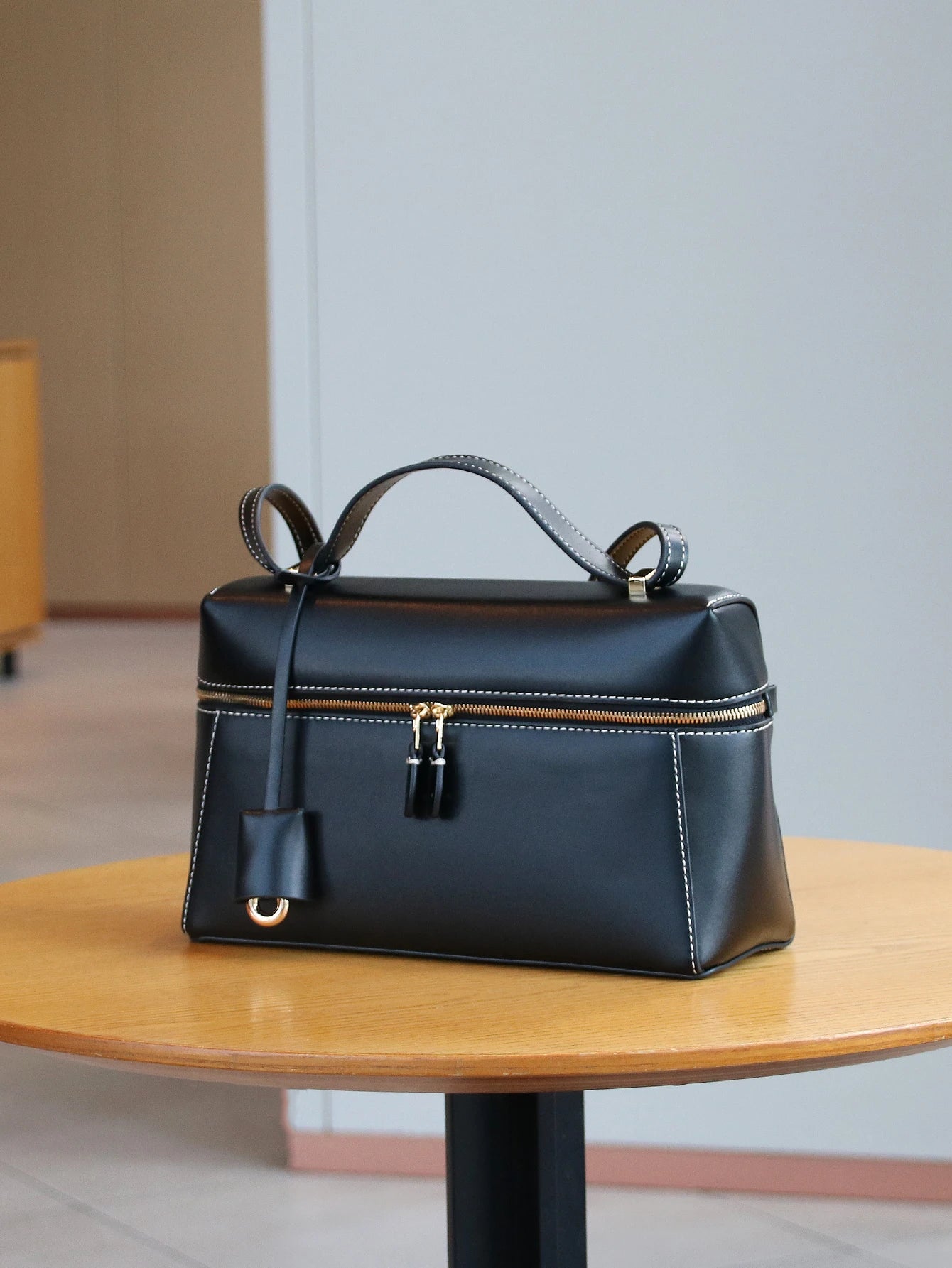 2025 new fashion handbags are light, luxurious, elegant and simple, small square box handbags, cosmetic boxes, small design comm