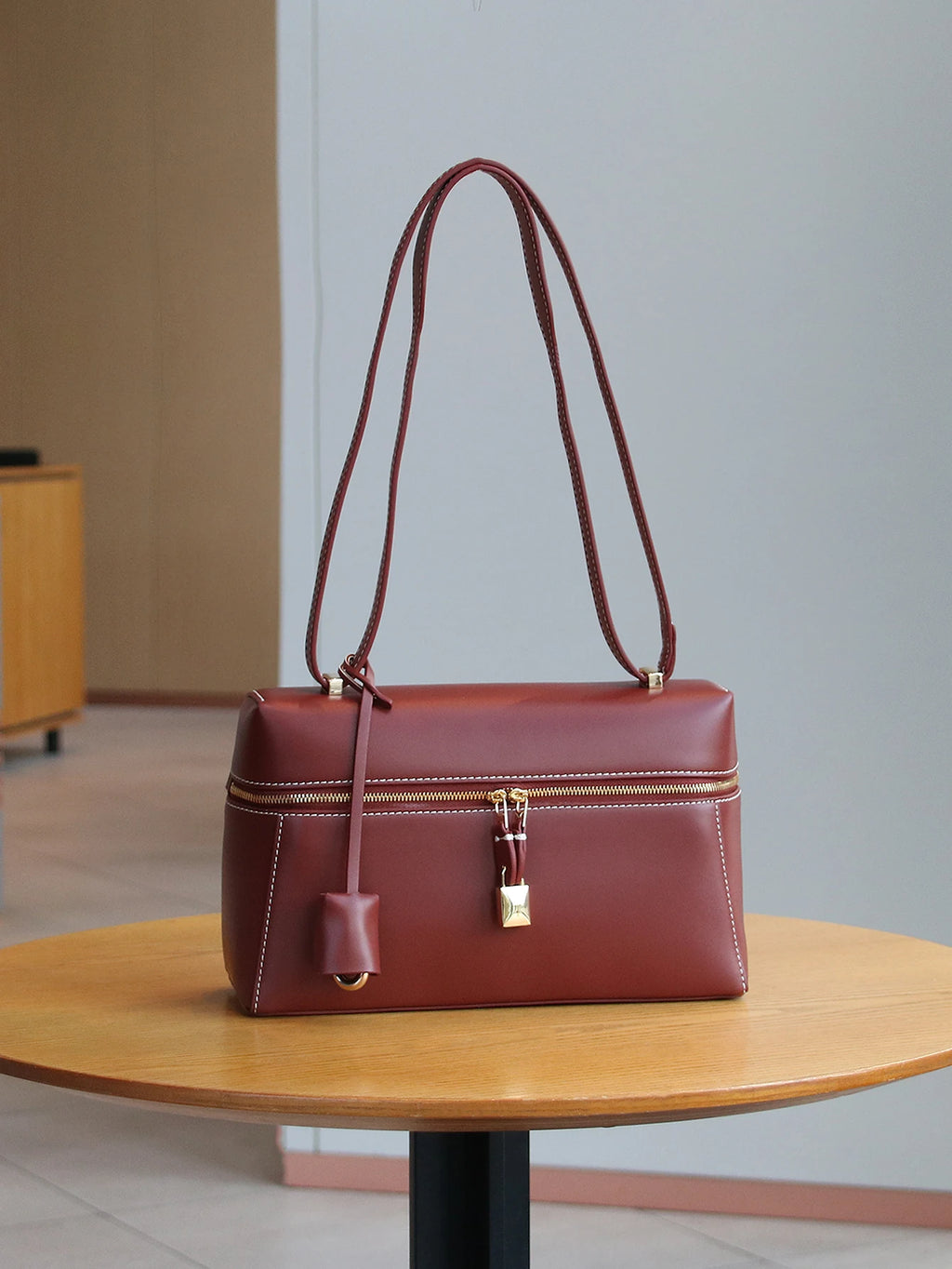 2025 new fashion handbags are light, luxurious, elegant and simple, small square box handbags, cosmetic boxes, small design comm